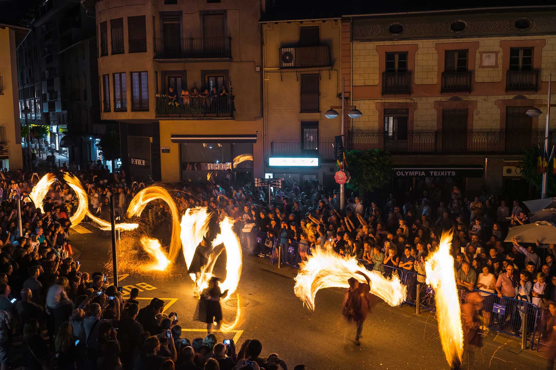 Cremada de Falles a la plaça Benlloch, tradició ancestral de Sant Joan