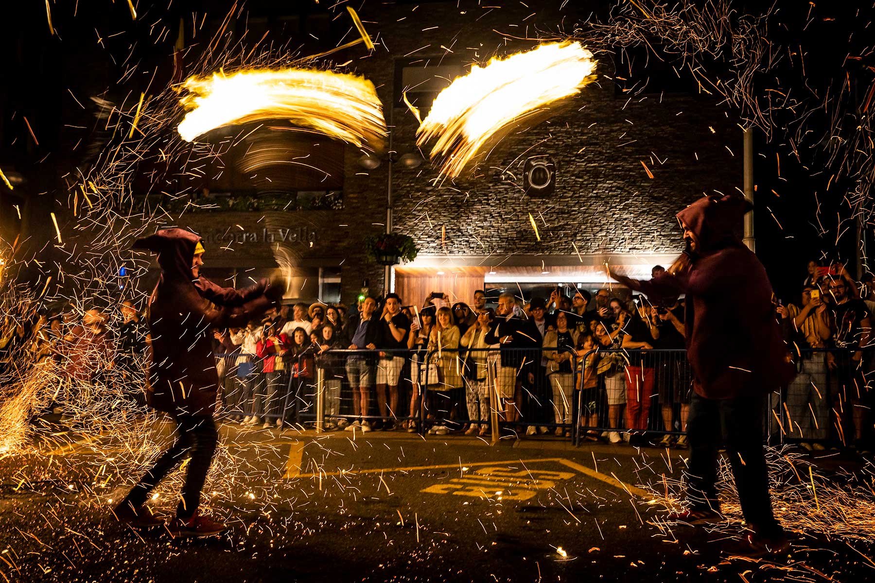 Grup de fallaires portant les falles enceses, tradició de Sant Joan